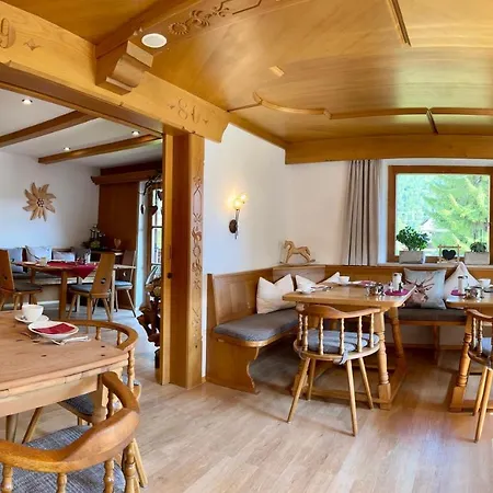 לינה וארוחת בוקר Gaestehaus Edlhuber מוטנוואלד